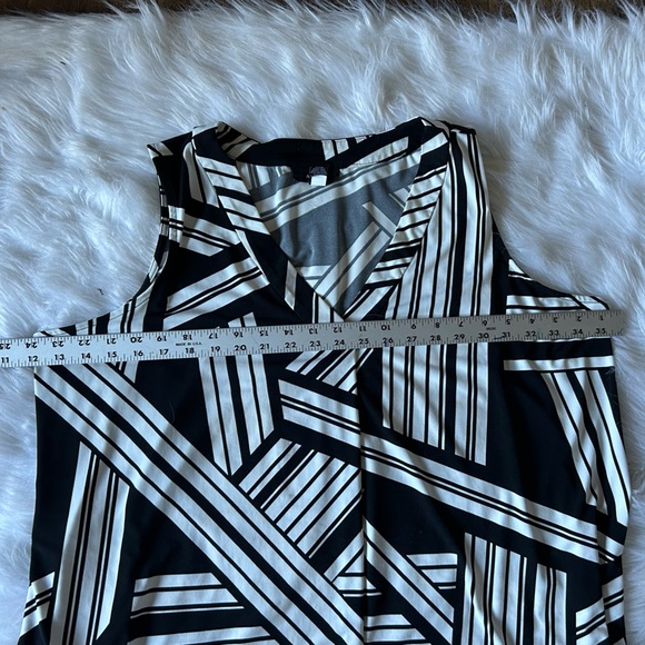 Alfani Woman Black and White Geometric Sleeveless Blouse 18W - Picture 4 of 6